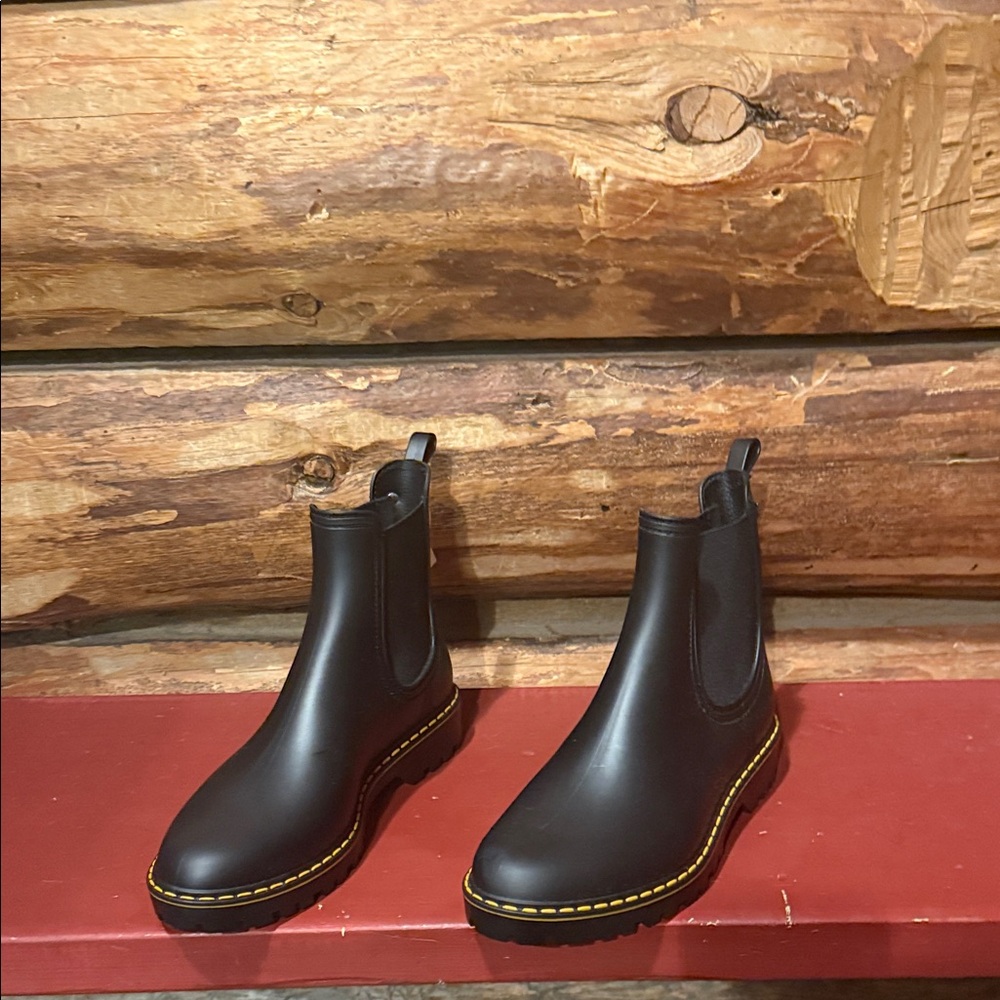 🖤Black 39 Igor Boots with Yellow Stitching